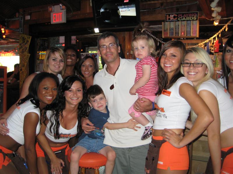 Jess_HootersWDaddy.JPG - I'm not sure how to even describe this picture?  Daddy took us to dinner... clearly I'm not too sure about the Hooter's thing and Alex is freaked out!?...