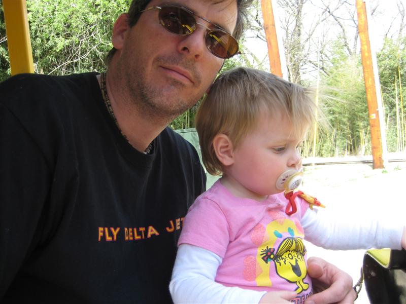 Jess_Zoo-ParakeetCage-1.JPG - Daddy and I on the train... "Nice shirt Daddy.  Hey, how's the "Kool-Aid" taste?...dork!"