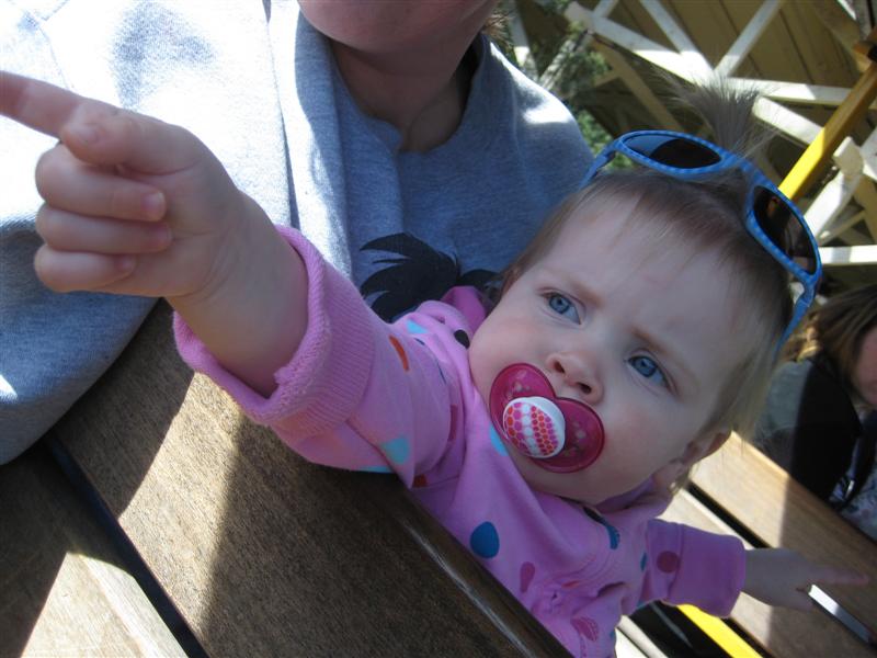 Jess_ZooFeb2009-1.JPG - That way... to the food!... CHARGE!...